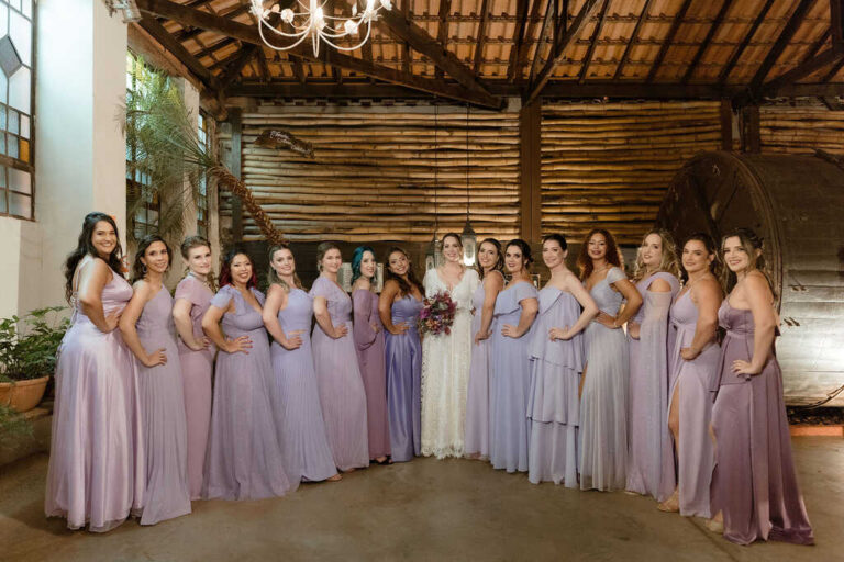 Casamento lavanda conquista com pintura ao vivo e pão de mel