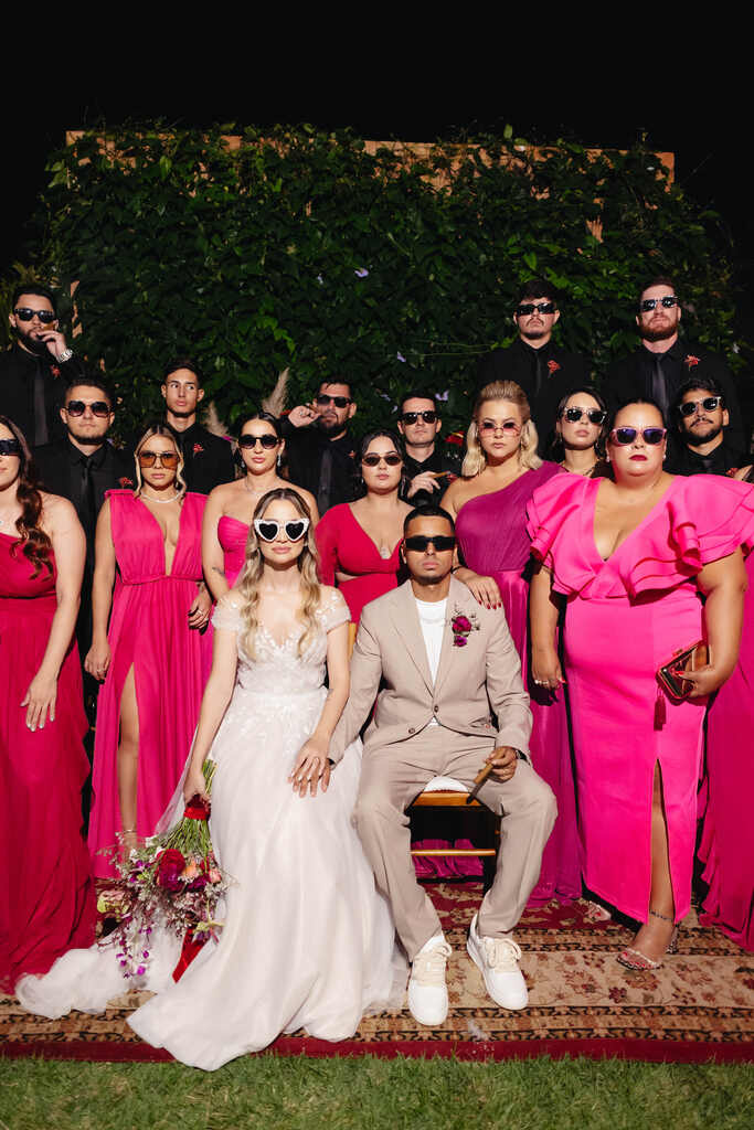 Casamento rosa pink arrasa com toque boho e pajem cantando