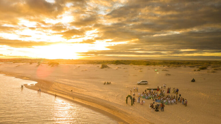 Casamento com lindo pôr do sol nas Dunas do Velho Chico