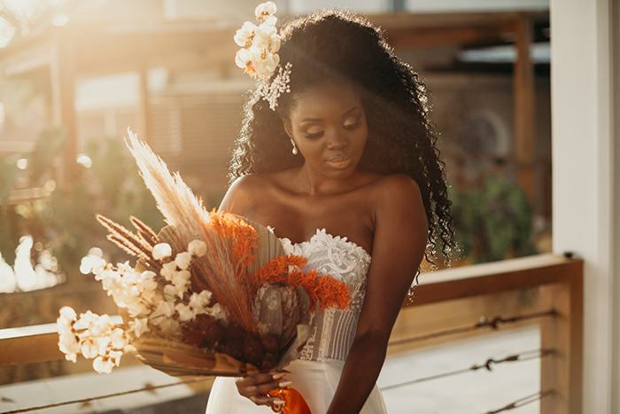 Penteado para cabelo cacheado no casamento: +60 inspirações