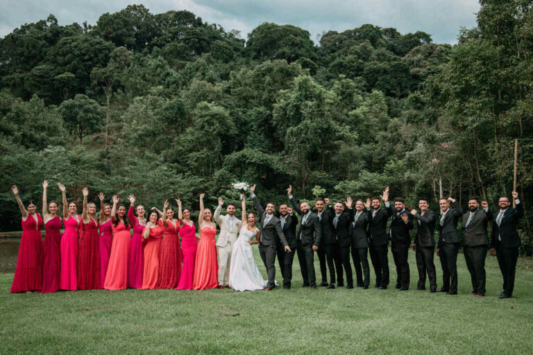 Noiva arrasa ao fazer seu vestido para casamento ao ar livre