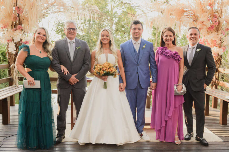 Casamento reúne paleta terracota, buquê amarelo e pets