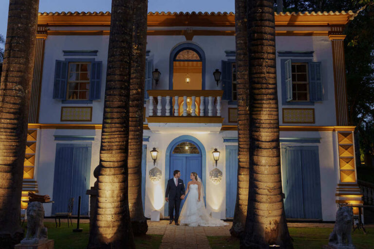 Casamento em fazenda histórica com decoração colorida