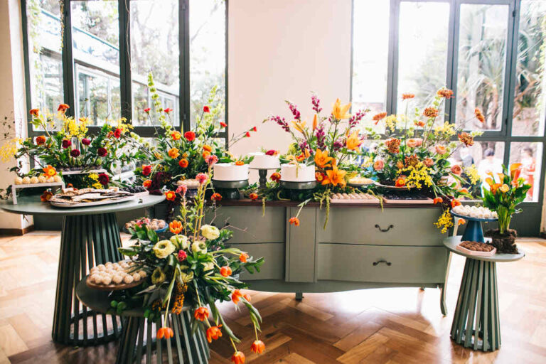 Casamento em restaurante conquista com detalhes coloridos