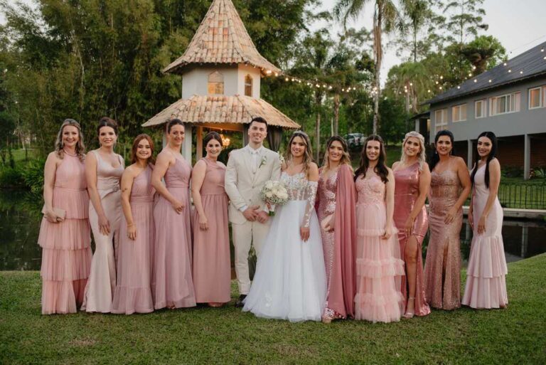 Casamento romântico encanta com cerimônia à beira do lago