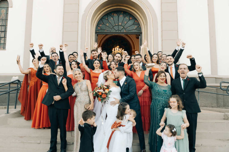 Casamento na igreja e recepção no campo com paleta terracota