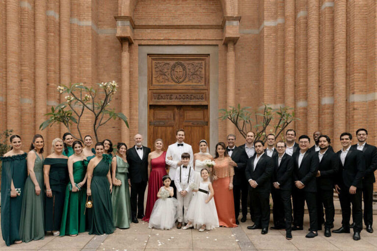 Noiva casa de echarpe e vestido tendência na igreja